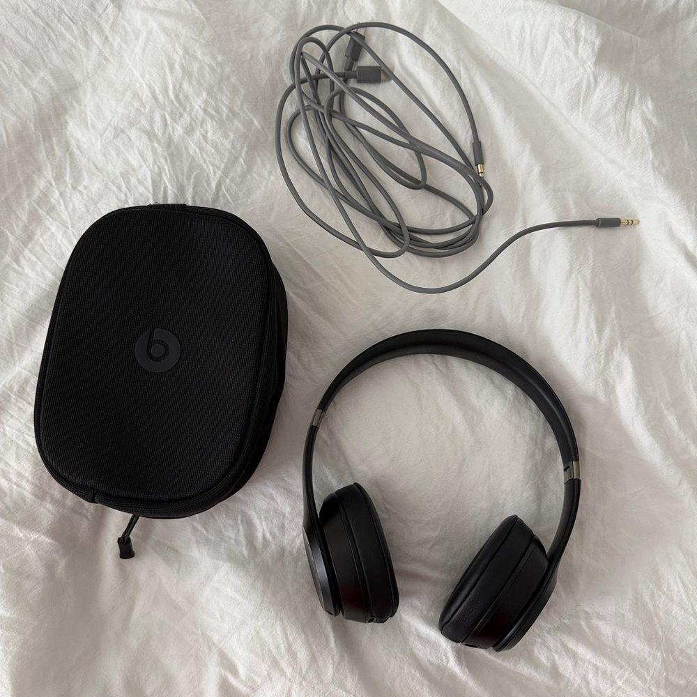 Beats Solo4 Black Bluetooth Wireless Headphones with Case